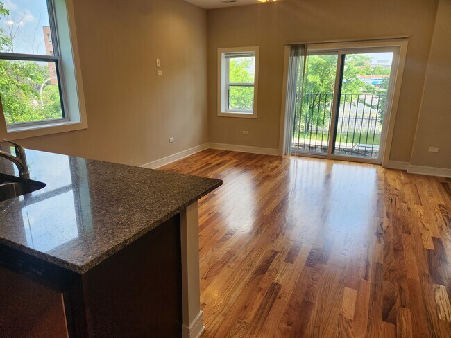 Building Photo - 857 E 63rd Pl