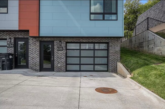 Building Photo - Fully Furnished 2 Master Suites | Luxe Townhome Near UNMC