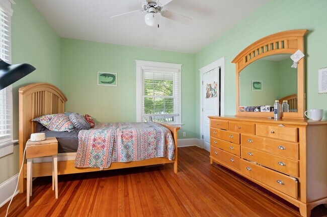 Building Photo - Downtown Raleigh Bungalow: Available September 11th