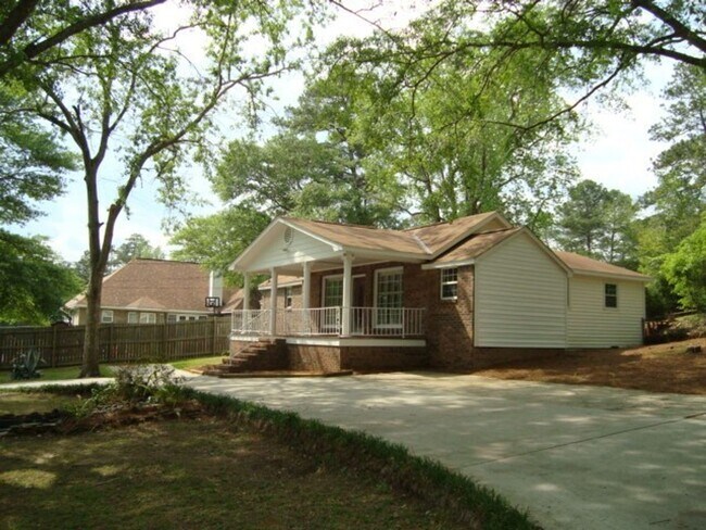Building Photo - 3 bedroom/2 bathroom home with pool available to Rent February 1st!