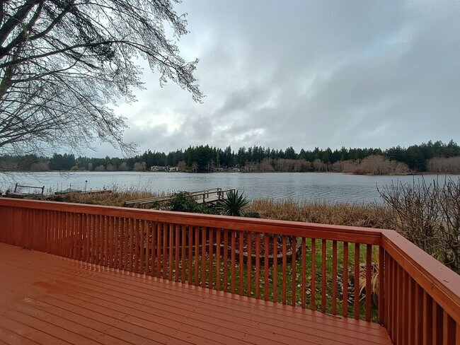 Building Photo - Rare Lakefront Retreat