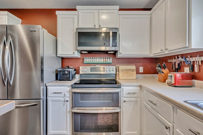 Building Photo - 6790 Greenfield Ln