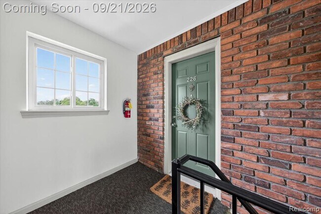 Building Photo - 454 Romeo Rd