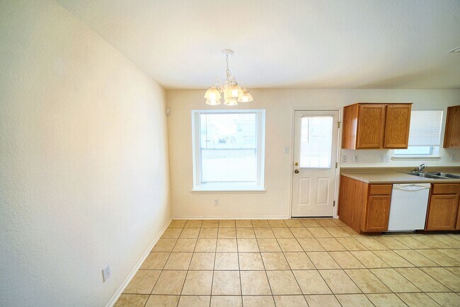 Building Photo - Lovely Home in Gated Universal City Neighb...