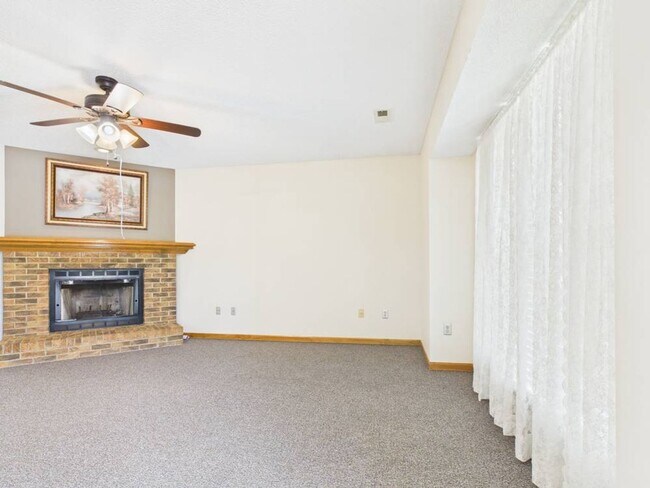 Building Photo - 1213 Fox Run Dr