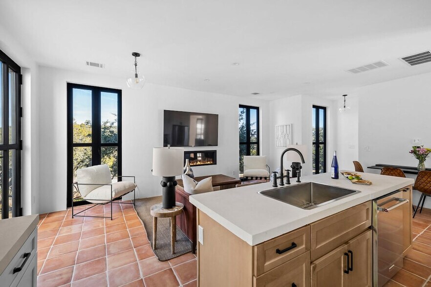 Building Photo - 2701 Bumble Bee Dr