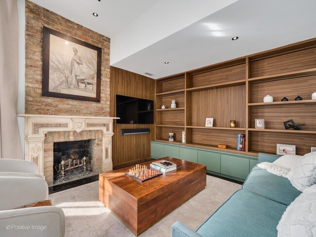 Building Photo - 844 W Altgeld St