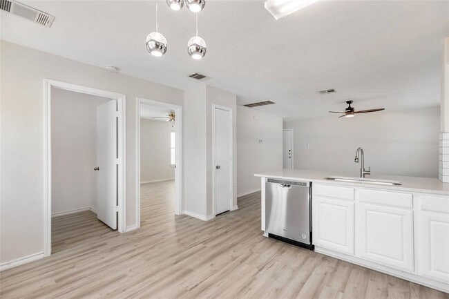Building Photo - 3207 Barksdale Dr