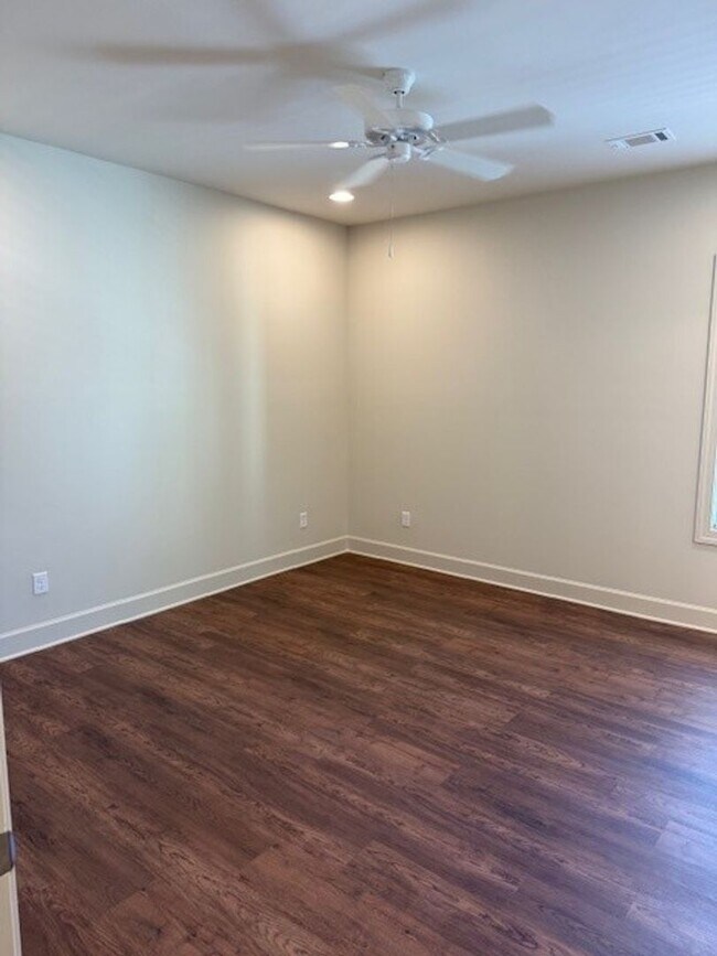 Building Photo - Beautiful 3 Bed 3.5 Bath House Available F...