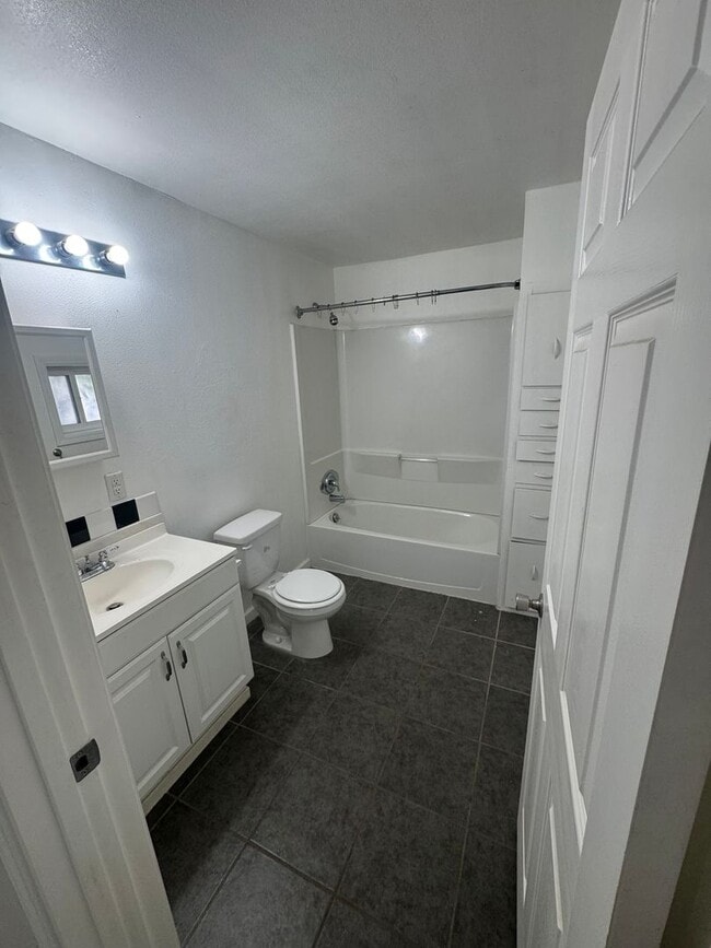 Building Photo - Small Single Family Home | 2 bed 1 bath | ...