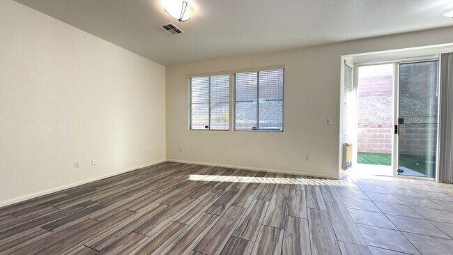 Building Photo - 10631 Streamside Ave