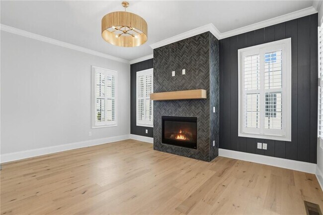 Building Photo - 1254 Six Sisters St