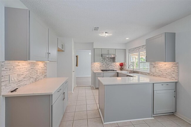 Building Photo - 3131 Double Lake Dr