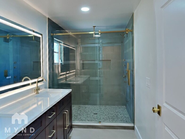 Building Photo - 10100 Paradise Blvd