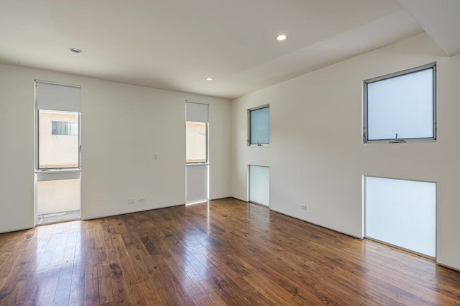 Building Photo - 414 Venice Way