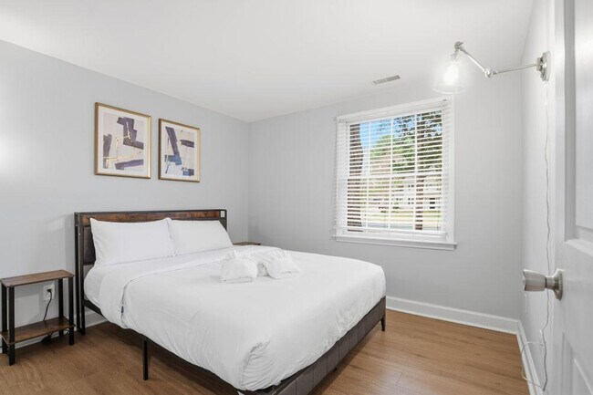 Building Photo - 7417 Shadowlake Dr