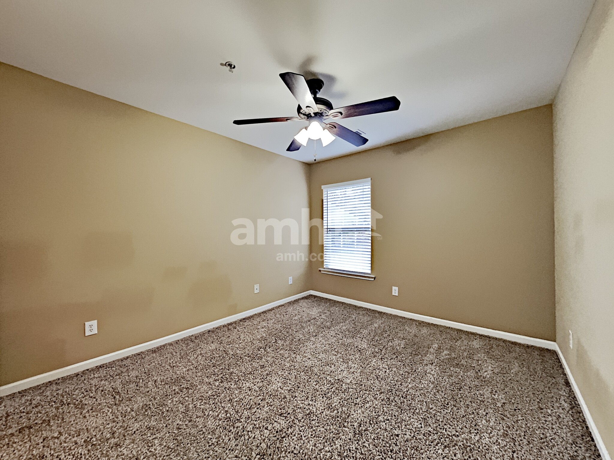 Building Photo - 362 Roseglen Dr