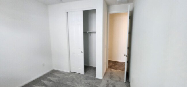 Building Photo - 7822 S Wolf Creek Dr