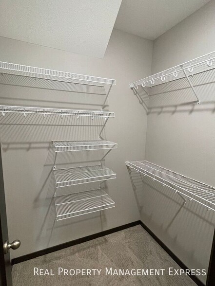 Building Photo - 3 Bed 2.5 Bath Townhome w/ Two-Stall Garage in Western SF