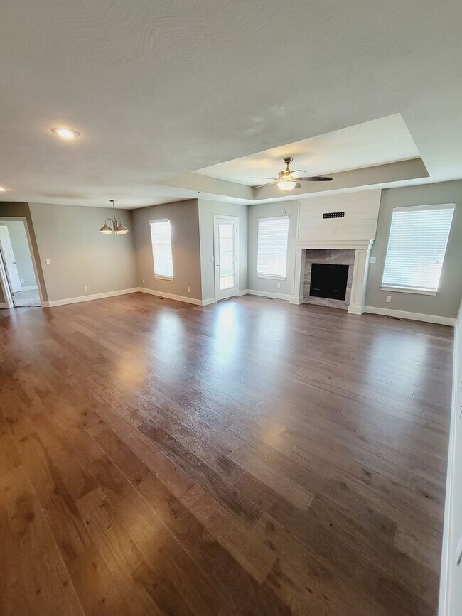 Building Photo - Luxuary in River Pointe Subdivision - Ozark!