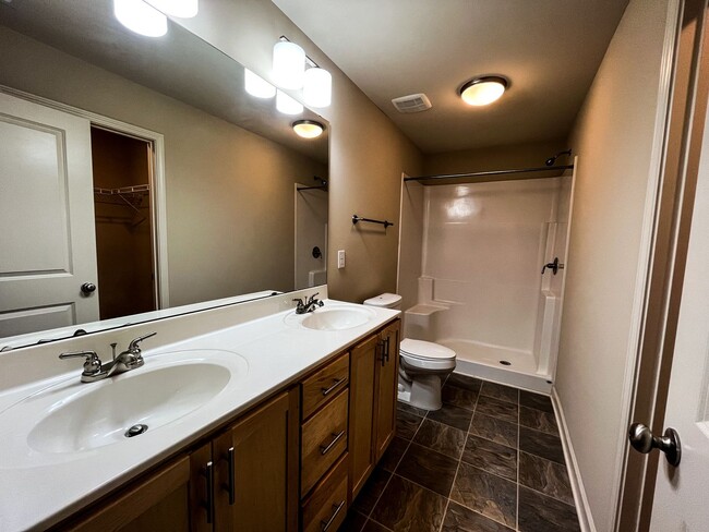Building Photo - Cozy 3 bedroom, 2 1/2 bathroom townhome in...