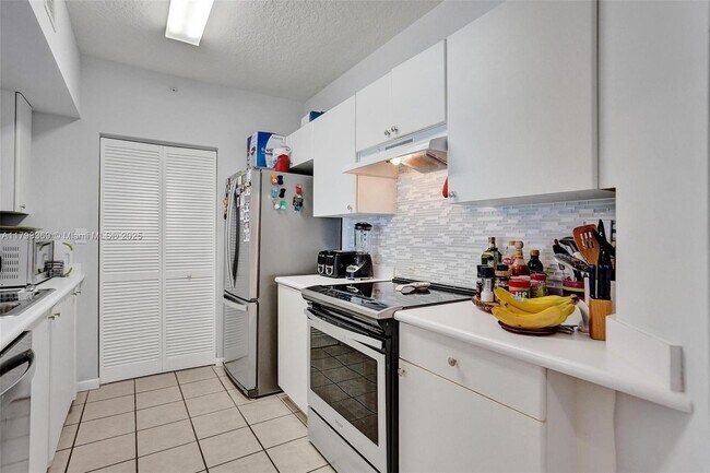 Building Photo - 3020 NE 32nd Ave