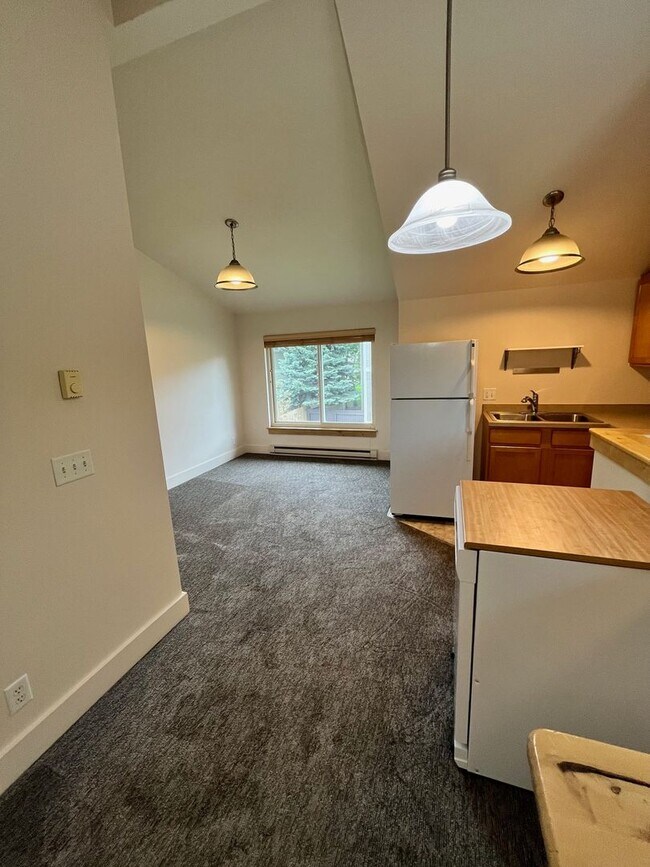Building Photo - 1 Bedroom, 1 bathroom Spacious Apartment - Apartment above garage space.