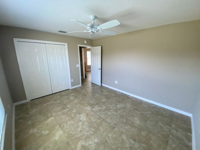 Building Photo - Beautiful Unfurnished 3 bed, 2 bath ANNUAL...