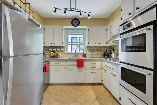 Building Photo - 27 73rd St