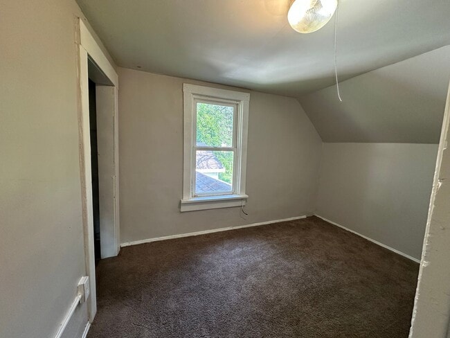 Building Photo - NW Fort Dodge 3 Bedroom $895