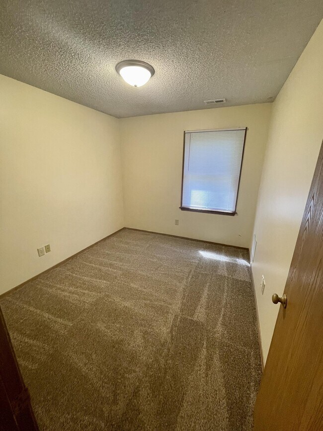 Building Photo - 817 Maple Ln