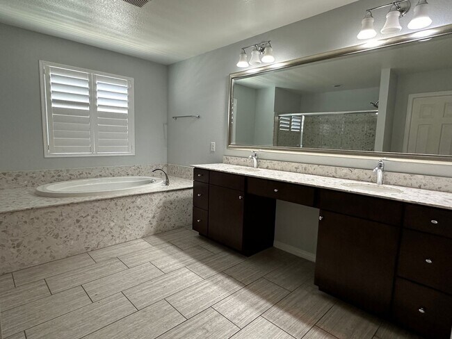 Building Photo - Beautiful Home in the Paseos of Summerlin!