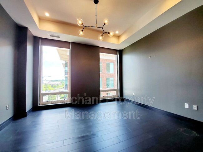 Building Photo - 220 Riverplace
