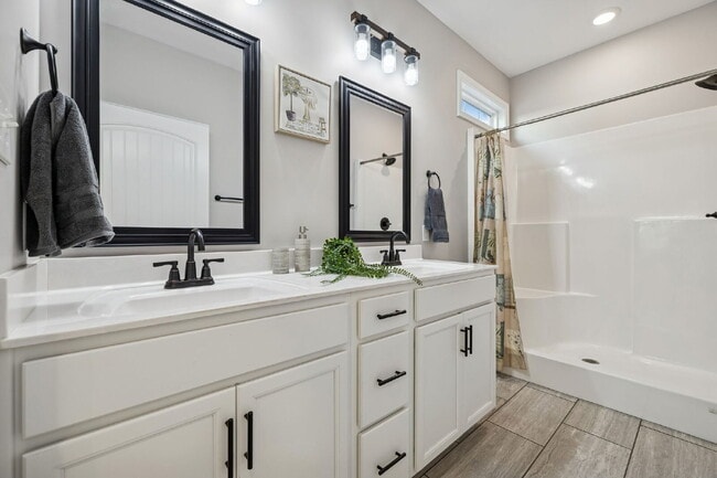 Building Photo - Quiet cut-de-sac living with country views!