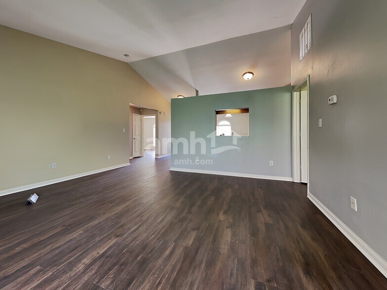 Building Photo - 1028 W Muskegon Dr