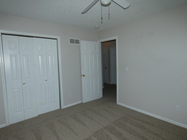 Building Photo - 833 Spring Ct