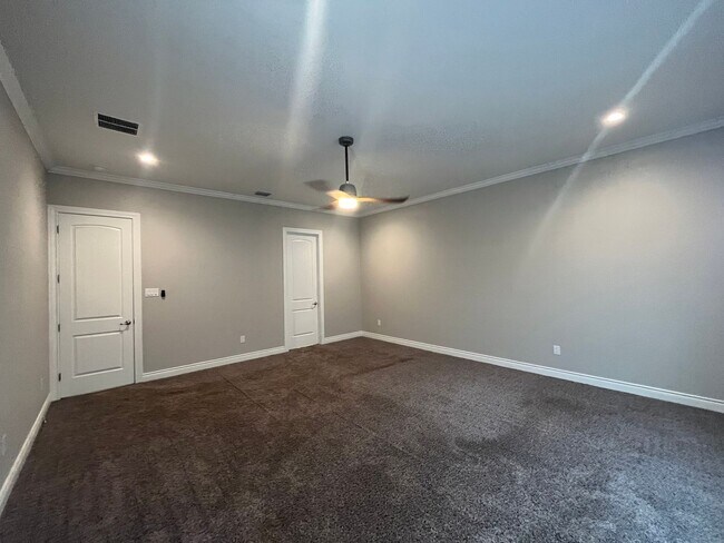 Building Photo - 4815 Viewcrest Rd