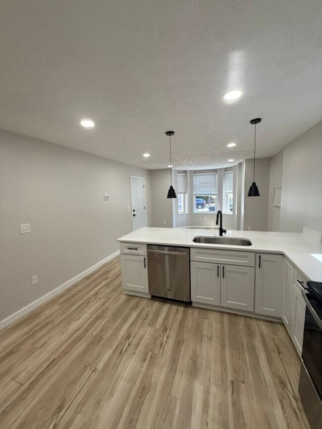 Building Photo - 939 Chateau Ave