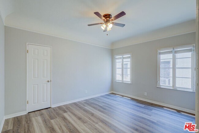 Building Photo - 253 S Elm Dr