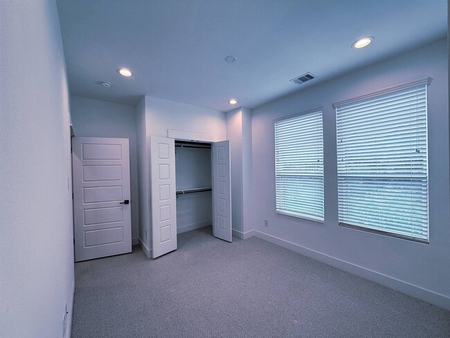 Building Photo - 1058 Mansfield St