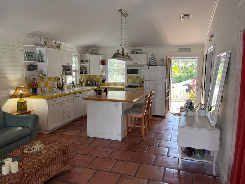 Building Photo - 525 N Lakeside Dr