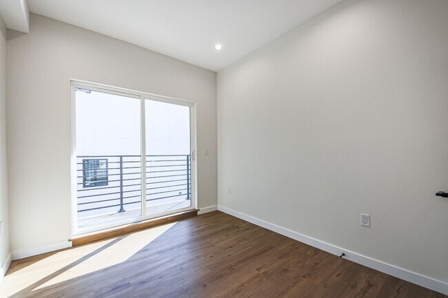 Building Photo - Ultra-Luxury Brand New 2 bed/2.5 bath and ...