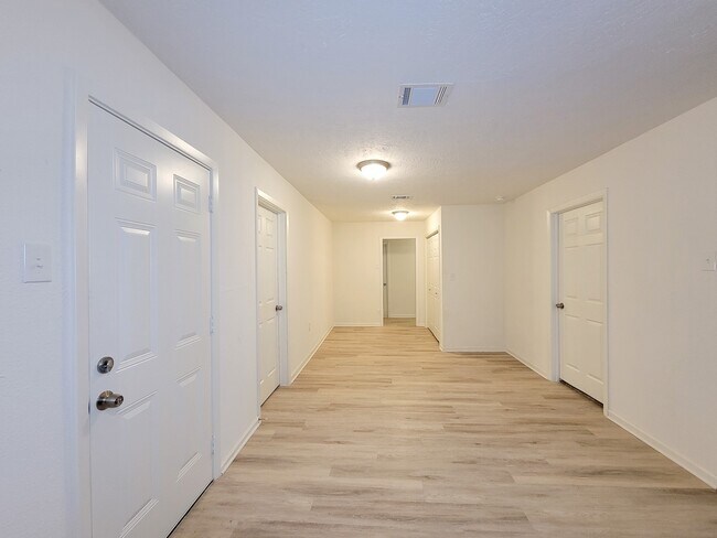 Building Photo - 2503 Holly Ave
