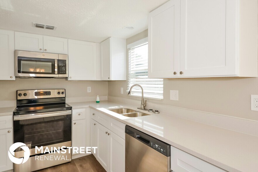 Building Photo - 2827 Marshall Dr