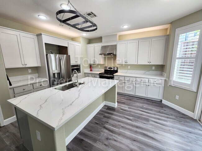 Building Photo - Stunning Newly Remodeled 4 bed / 2.5 bath ...