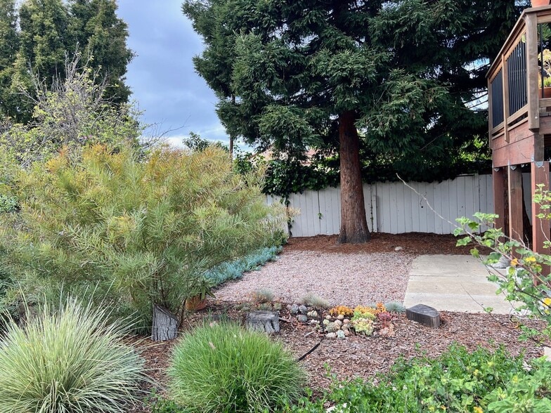 Building Photo - 612 Stannage Ave