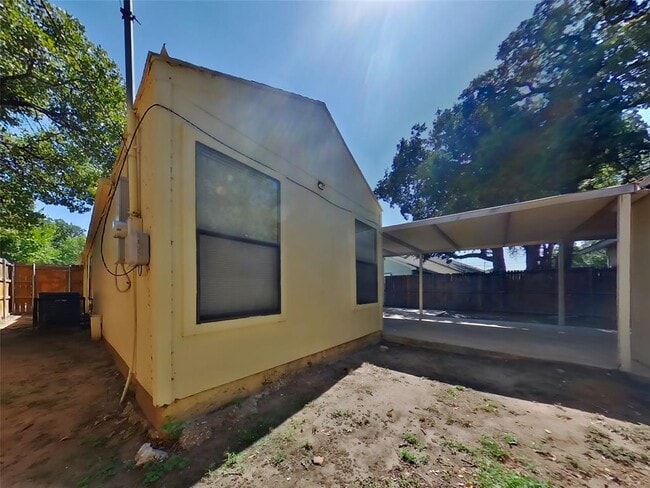 Building Photo - 1201 Hilburn Ct