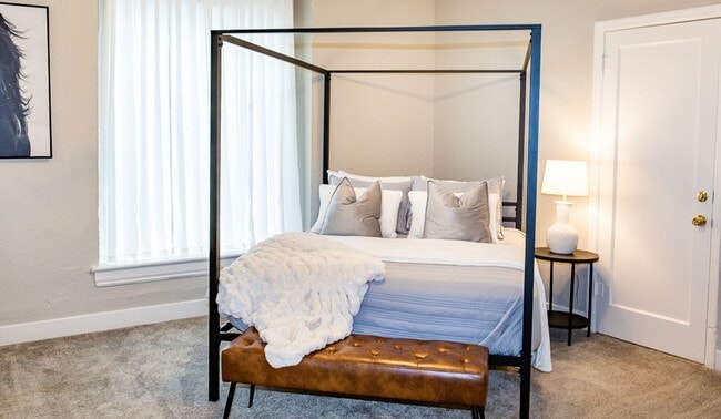 Building Photo - Cozy 2-Bedroom Home Near Sacred Heart, Shriners, and Deaconess