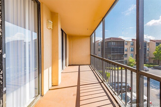 Building Photo - 3900 N Hills Dr