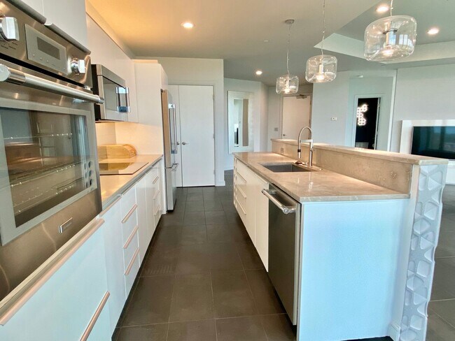 Building Photo - Luxury 2 Bed 2.5 Bath Condo in Central OKC